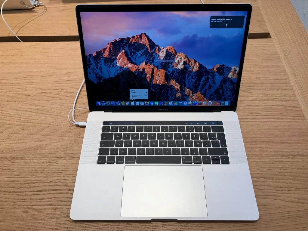 ケーブルが細すぎると、一部の MacBook Pro では画面の下部に「光の筋」が発生しやすくなります