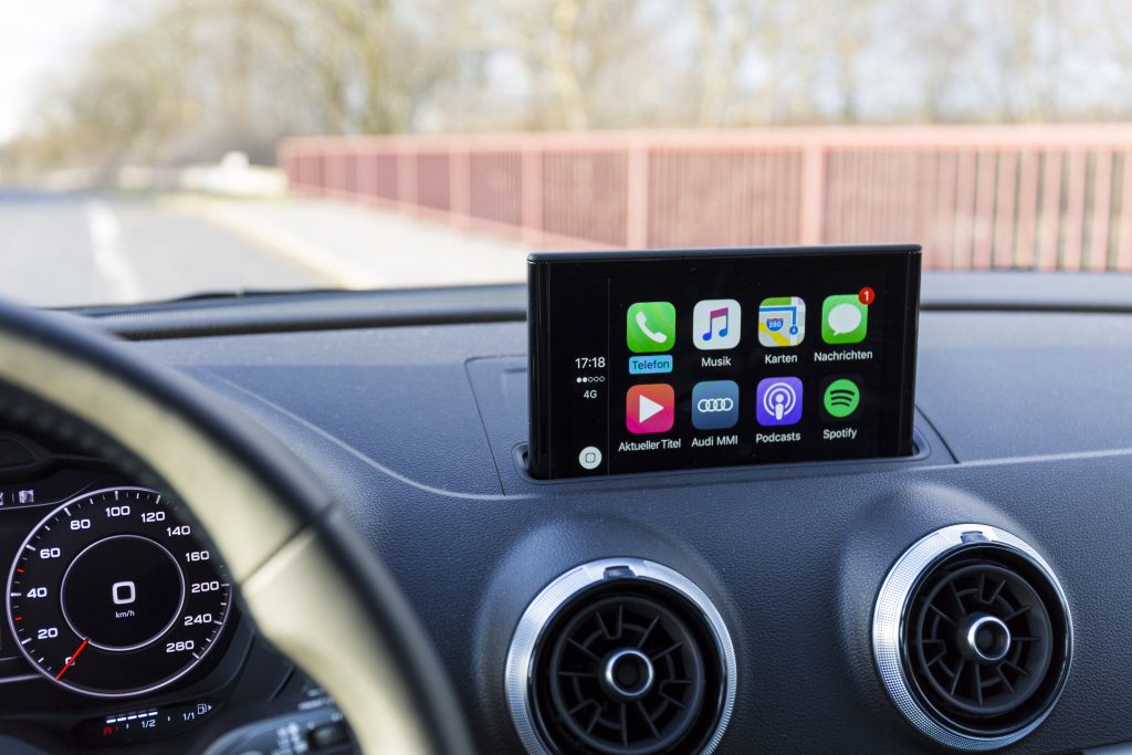 車内のスマートフォン: CarPlay と Android Auto は現在広く使用され、高く評価されています (米国の調査)