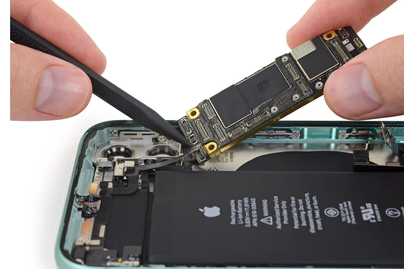 iPhone 11 の内部を紹介: iPhone XR と比較してわずかな改善