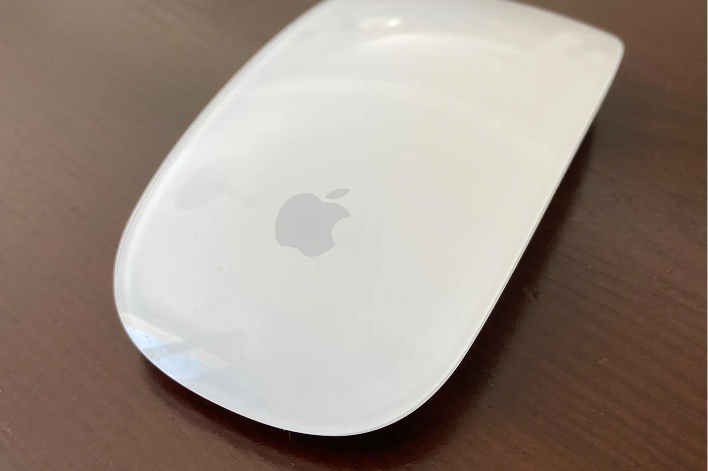 彼は Magic Mouse を改造して、充電して使用できるようにしました。