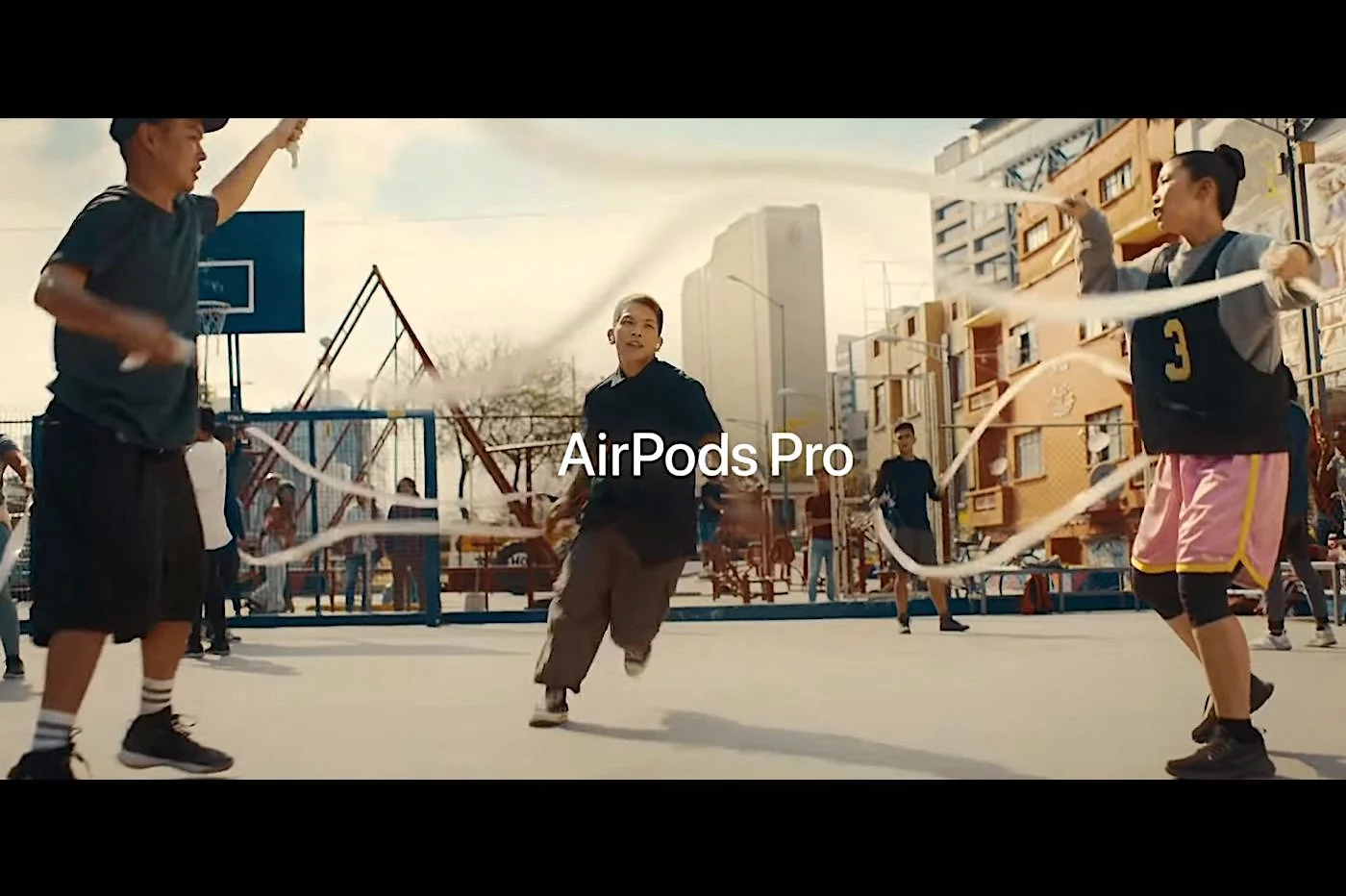 Apple の新しい成功した AirPods Pro 広告「Jump」（ビデオ）