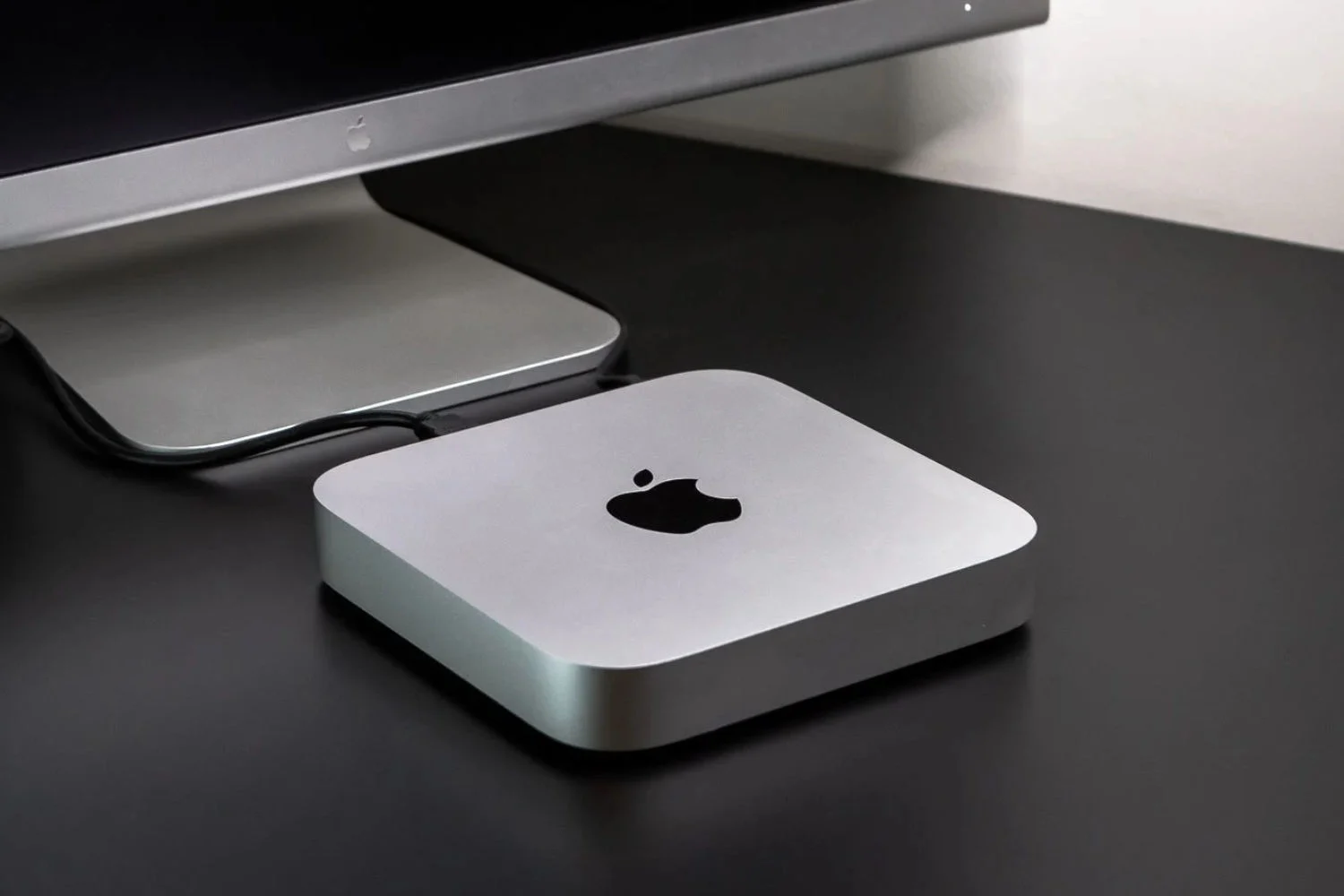 この Mac mini の価格は他の Mac mini の 2 倍です。その理由を調べてください。