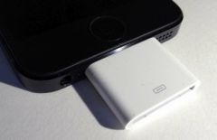 Apple が提供する最初の iPhone 5 Lightning アダプタ: ミュージック ドックと iHealth ステーションでの使用写真