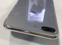 写真：背面がガラスのiPhone「7s」モックアップ、ワイヤレス充電用？