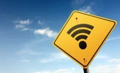 WiFi のおかげで、壁の後ろを「見る」にはスマートフォンとアプリで十分です。